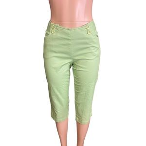 Nicole Capri Pants with Button Closure Green in Color Size 6